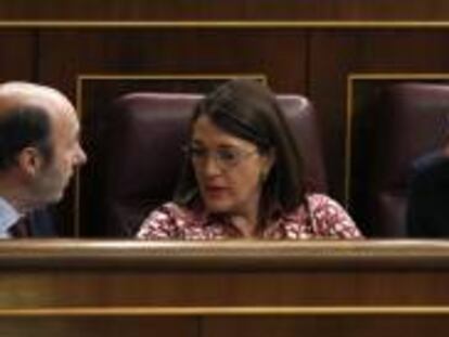 El secretario general del PSOE, Alfredo Pérez Rubalcaba (i), conversa con la portavoz socialista, Soraya Rodríguez y el diputado Eduardo Madina, durante la sesión de control al Ejecutivo que hoy tiene lugar en el Congreso de los Diputados.