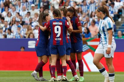 Las jugadoras del FC Barcelona celebran el 1-0 anotado por Ona Batlle durante el partido de la final de la Copa de la Reina de fútbol que disputan este sábado el FC Barcelona y la Real Sociedad en el estadio de La Romareda de Zaragoza. 