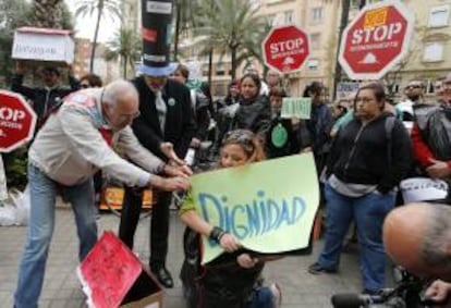 Medio centenar de miembros de la Plataforma de Afectados por la Hipoteca (PAH) de Valencia durante un "escrache informativo". EFE/Archivo