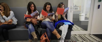 Un grupo de jóvenes enfermeras españolas leen los requisitos para trabajar en Holanda
