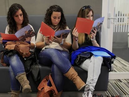 Un grupo de jóvenes enfermeras españolas leen los requisitos para trabajar en Holanda