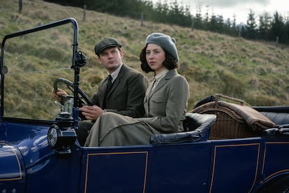 Jeremy Irvine y Hermione Corfield, como Henry Beauchamp y Julia Moriston en 'Outlander: Sangre de mi sangre'.