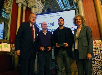 De izquierda a derecha, Iñaki Azkuna, Jon Sudupe, Jairo Garcia y la concejal de Cultura de Bilbao, Ibone Bengoetxea, ayer, tras la entrega de los premios de ensayo Miguel de Unamuno
 