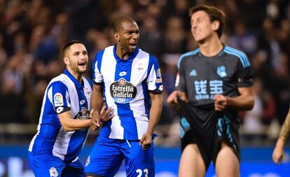 Ryan Babel celebra uno de los goles del Deportivo ante la desesperaci&oacute;n de Oyarzabal.