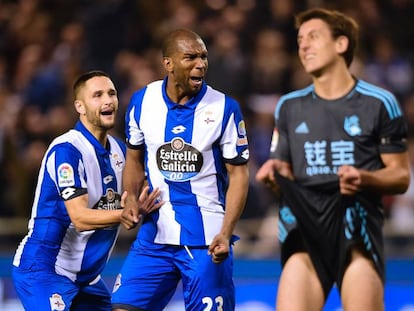 Ryan Babel celebra uno de los goles del Deportivo ante la desesperaci&oacute;n de Oyarzabal.