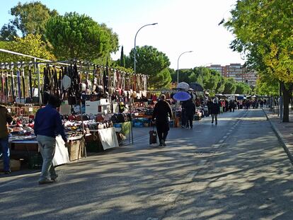 Vista del mercadillo ambulante instalado en Parque Finca Liana de Móstoles este sábado, primer día de restricciones.