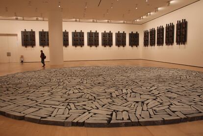 En primer trmino <i>Crculo de Bilbao,</i> de Richard Long, una instalacin hecha con trozos de pizarra que se exhibe en el Guggenheim. Al fondo, sobre la pared, <i>Sin ttulo, </i>de Jannis Kounellis.