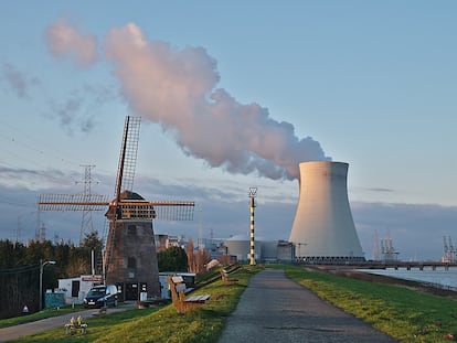 Molino de viento junto a la central nuclear de Doel, Bélgica.