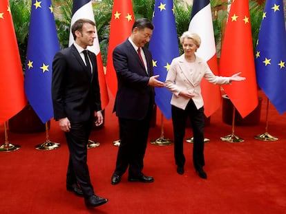 Emmanuel Macron y Ursula von der Leyen junto a Xi Jinping durante la visita a China.