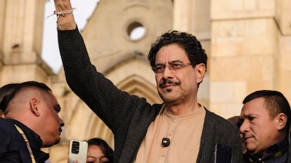 Iván Cepeda se dirige a sus seguidores en la plaza Lourdes, en Bogotá, este martes.