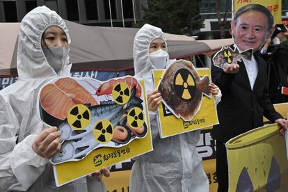 Activistas medioambientales protestan cerca de la embajada nipona en Seúl (Corea del Sur) contra la decisión de Japón de liberar las aguas residuales de Fukushima al océano.
