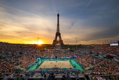 Vista general de la Torre Eiffel durante un partido de voley playa el pasado domingo entre Brasil y Países Bajos.