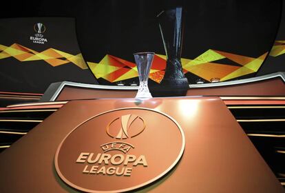 La copa de la Liga Europea en el sorteo de Mónaco.