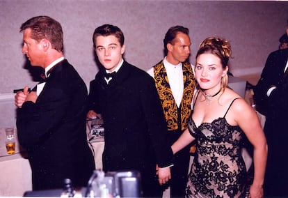 Leonardo DiCarpio y Kate Winslet durante los Globos de Oro de 1998, cuando 'Titanic' era una de las películas favoritas de la temporada de premios.