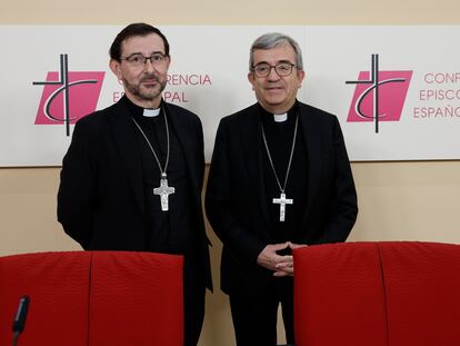 El nuevo presidente de la Conferencia Episcopal, Luis Argüello (a la derecha), este martes con su vicepresidente, José Cobo, durante la rueda de prensa en Madrid tras anunciarse sus nombramientos.