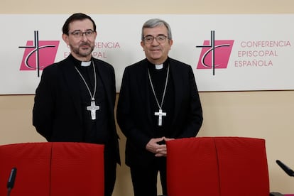 El nuevo presidente de la Conferencia Episcopal, Luis Argüello (a la derecha), este martes con su vicepresidente, José Cobo, durante la rueda de prensa en Madrid tras anunciarse sus nombramientos.
