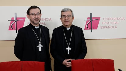 El nuevo presidente de la Conferencia Episcopal, Luis Argüello (a la derecha), este martes con su vicepresidente, José Cobo, durante la rueda de prensa en Madrid tras anunciarse sus nombramientos.