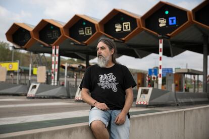 Juan Jesús Atienza, de 51 años, trabajador de Abertis, este sábado, en el peaje de Martorell.