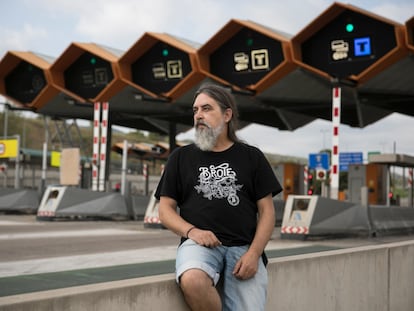 Juan Jesús Atienza, de 51 años, trabajador de Abertis, este sábado, en el peaje de Martorell.