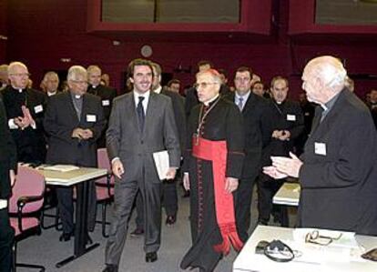 El presidente Aznar y el cardenal Rouco (en el centro), en el congreso de obispos celebrado en San Lorenzo de El Escorial.