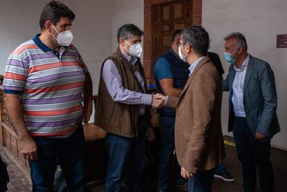 
El ministro de la Presidencia, Félix Bolaños, visito este miércoles La Palma para reunirse con el presidente del Gobierno de Canarias, Ángel Víctor Torres. En la imagen, ambos saludan a representantes de la asociación de afectados por el volcán.