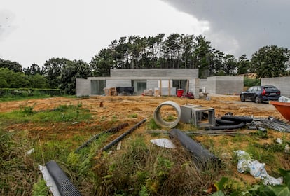 Una de las casas en construcción junto al bosque en Loredo (Cantabria).