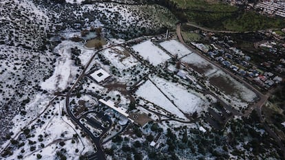 Vista aérea de la comuna de Peñalolén, cubierta de nieve, esta mañana.