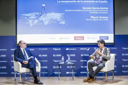 Gonzalo García Andrés (derecha), secretario de estado de Economía y Apoyo a la Empresa, y Miguel Jiménez, director adjunto de EL PAÍS, en la conversación de apertura bajo el título 'La recuperación de la economía española'.