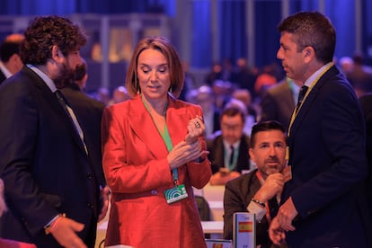 El presidente de Generalitat valenciana, Carlos Mazón (derecha), la diputada popular Cuca Gamarra y el presidente autonómico de Murcia, Fernando López Miras, en el congreso del Partido Popular Europeo, en Valencia.
