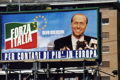 Cartel de Forza italia, el partido de Berlusconi, para las elecciones al Parlamento europeo, en Roma, en 1994.