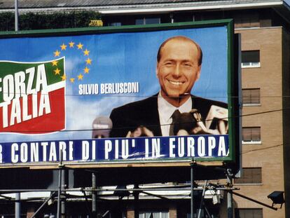 Cartel de Forza italia, el partido de Berlusconi, para las elecciones al Parlamento europeo, en Roma, en 1994.
