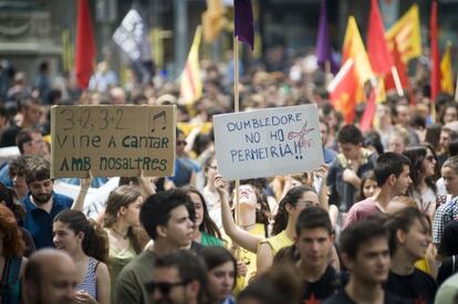 Estudiantes protestan en Barcelona contra el decreto que acorta los grados universitarios.