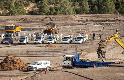 La Guardia Civil, en una inspección en el vertedero de Dos Aguas.