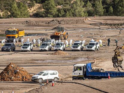 La Guardia Civil, en una inspección en el vertedero de Dos Aguas.