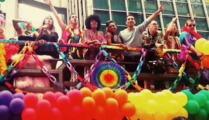 O elenco da série Sense8, da Netflix, aproveitou a gravação na cidade para desfilar na Avenida Paulista.