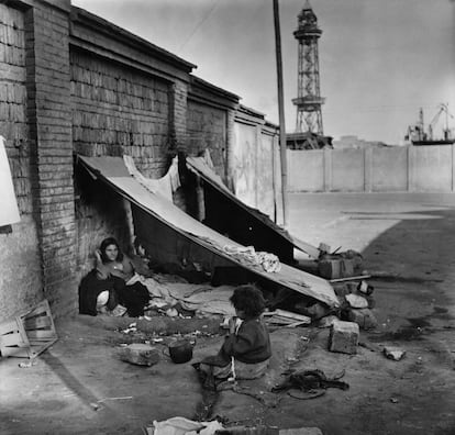 Una mujer enferma de tuberculosis se refugia bajo una lona improvisada, en Barcelona en 1951.