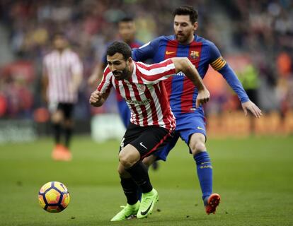 Aymeric Laporte se lleva el balón ante Messi.