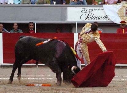 Jairo Miguel torea al natural a su primer novillo el pasado domingo en Aguascalientes (México).