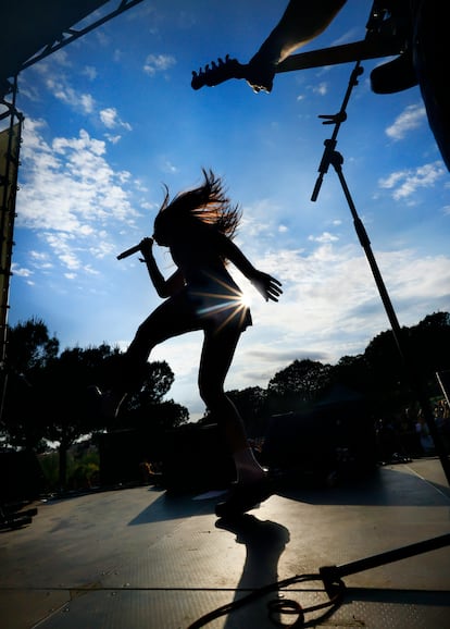 Xantal Rodríguez, cantante de Remei de Ca La Fresca, al atardecer en el festival Embassa’t, en Sabadell.