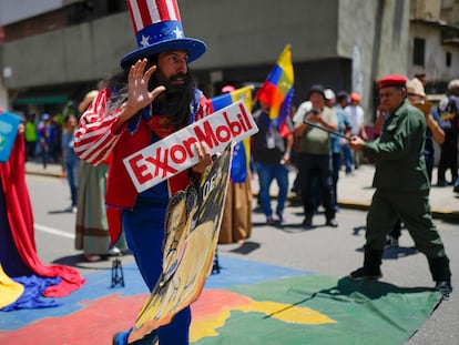 Un hombre disfrazado participa en una marcha a favor del control de Esequibo en Caracas, Venezuela, el 26 de septiembre 2023.