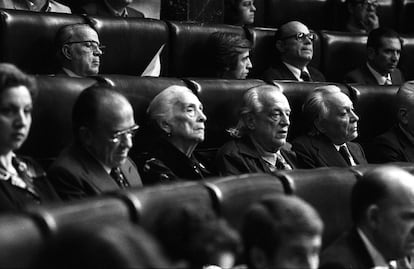 Los diputados comunistas Santiago Carrillo, Dolores Ibarruri, Rafael Alberti e Ignacio Gallego, de izquierda a derecha, en el Congreso de los Diputados en 1977.