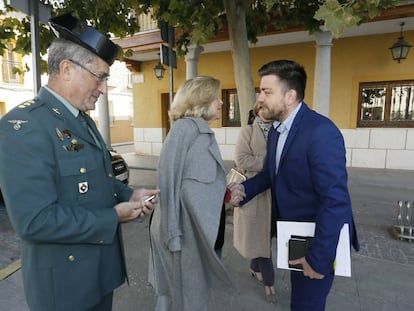 La delegada del Gobierno saluda al alcalde de San Mart&iacute;n, Rafael Mart&iacute;nez. A la izquierda, el coronel de la Guardia Civil, Santiago Caballero.