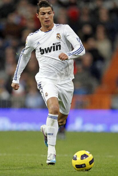 Cristiano Ronaldo conduce el balón.