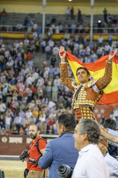 Miguel Ángel Perera, a hombros tras cortar dos orejas en Las Ventas.