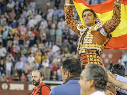 Miguel Ángel Perera, a hombros tras cortar dos orejas en Las Ventas.