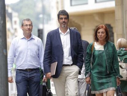 El alcalde de San Sebastián, Eneko Goia (centro), llega a la reunión del patronato de San Sebastián 2016 acompañado por el diputado general de Gipuzkoa, Markel Olano, y la consejera de Cultura, Cristina Uriarte.