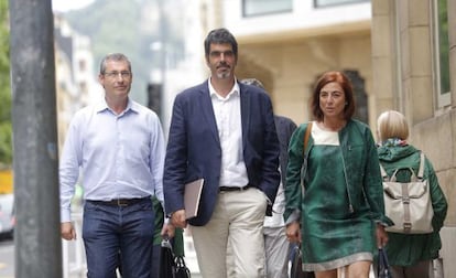 El alcalde de San Sebastián, Eneko Goia (centro), llega a la reunión del patronato de San Sebastián 2016 acompañado por el diputado general de Gipuzkoa, Markel Olano, y la consejera de Cultura, Cristina Uriarte.