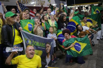 Seguidores de Bolsonaro comemoram o Ano Novo na estrada, com destino ao Distrito Federal. 500.000 pessoas são esperadas para acompanhar a solenidade na Esplanada dos Ministérios. 