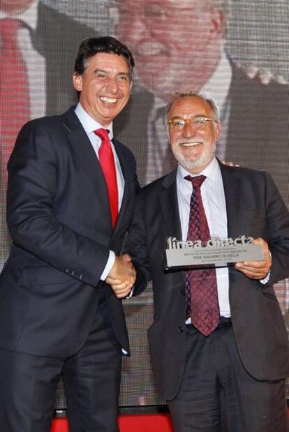 El director general de Línea Directa, Miguel Ángel Merino, entrega el premio a toda su trayectoria al director general de Tráfico, Pere Navarro.