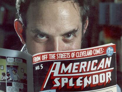 Harvey Pekar, en 1986, con uno de sus cómics <i>American splendor.</i>